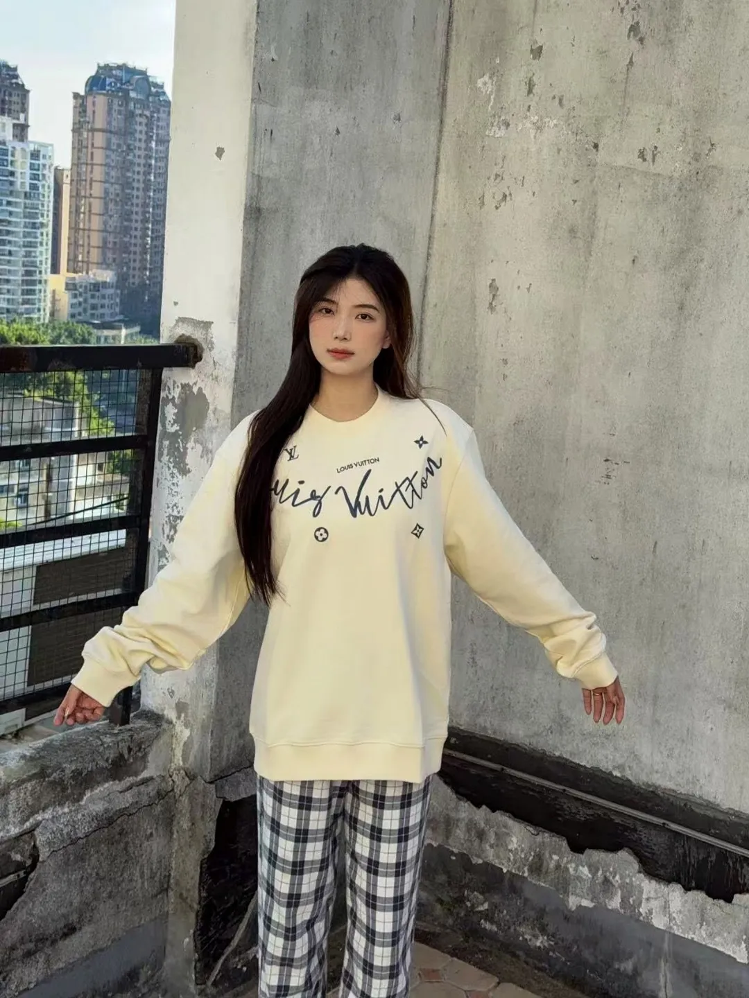 Louis Vuitton/Louis Vuitton 25Fw cursive signature letter print crew neck sweatshirt